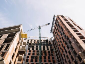 Wohnungsbau in der Talsohle? ?brizy media=24508&brizy crop=iW%3D382%26iH%3D255%26oX%3D21%26oY%3D0%26cW%3D340%26cH%3D255 Versicherungspapa