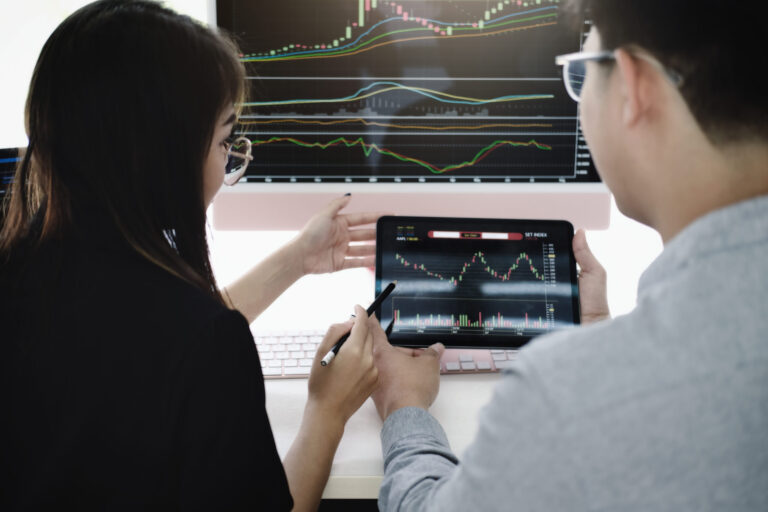 Sind Rüstungsaktien jetzt auch für ESG-Fonds salonfähig? an investment expert points a pen at a tablet moni 2025 01 10 20 30 56 utc scaled Versicherungspapa