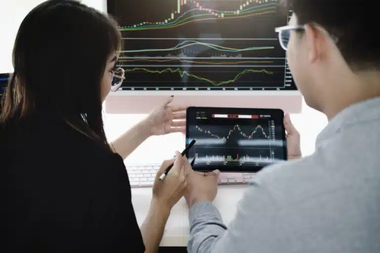 Sind Rüstungsaktien jetzt auch für ESG-Fonds salonfähig? an investment expert points a pen at a tablet moni 2025 01 10 20 30 56 utc scaled Versicherungspapa