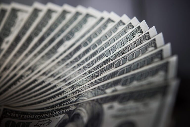 Für kurze Zeit Billionär billie dollar money background scaled Versicherungspapa