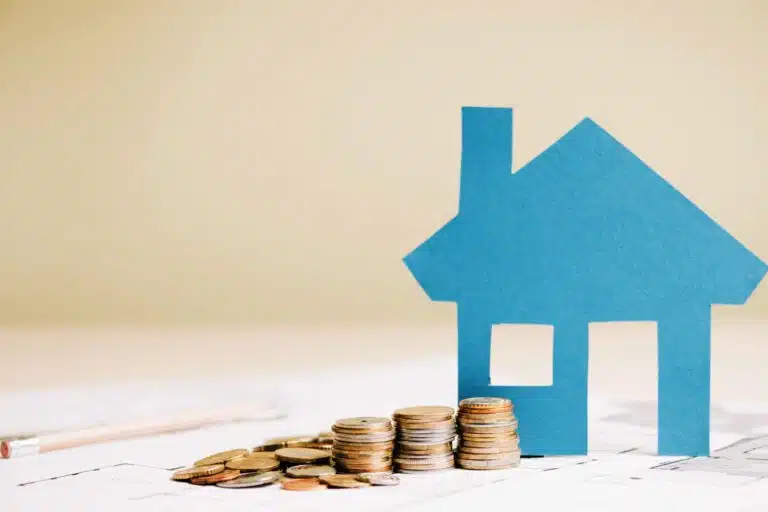 Weiterer offener Immobilienfonds setzt Anteilsrücknahme aus blue house coins blueprint scaled Versicherungspapa