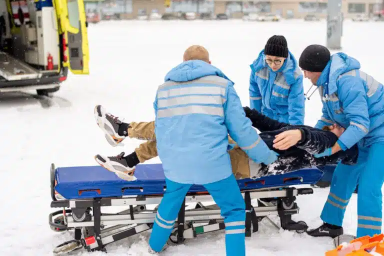 Ski- und Reitunfälle haben die höchsten Folgekosten brigade of paramedics in winter uniform putting un 2025 03 15 19 38 33 utc scaled Versicherungspapa