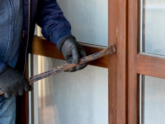 Deutsche Versicherer sind finanziell gut gerüstet a thief trying to burden a window door with the cr 2024 09 12 13 00 57 utc scaled Versicherungspapa