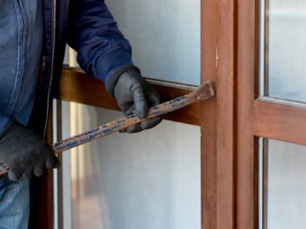 a-thief-trying-to-burden-a-window-door-with-the-cr-2024-09-12-13-00-57-utc BGH stärkt Immobilienverkäufer in Notlagen a thief trying to burden a window door with the cr 2024 09 12 13 00 57 utc scaled Versicherungspapa