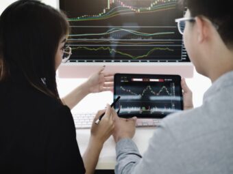 Weiterer offener Immobilienfonds setzt Anteilsrücknahme aus an investment expert points a pen at a tablet moni 2025 01 10 20 30 56 utc scaled Versicherungspapa
