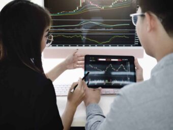 An investment expert points a pen at a tablet monitor to analyze the stock market to teach you how to make a profit. BGH stärkt Immobilienverkäufer in Notlagen an investment expert points a pen at a tablet moni 2025 01 10 20 30 56 utc scaled Versicherungspapa