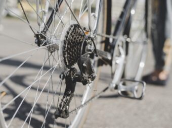 bicycle-s-detail-view-rear-wheel-with-chain-sprocket Schäden durch Fahrraddiebstähle bleiben auf hohem Niveau bicycle s detail view rear wheel with chain sprocket scaled Versicherungspapa