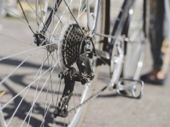 bicycle-s-detail-view-rear-wheel-with-chain-sprocket Erstes Fahrradpolicen-Rating legt große Unterschiede offen bicycle s detail view rear wheel with chain sprocket scaled Versicherungspapa