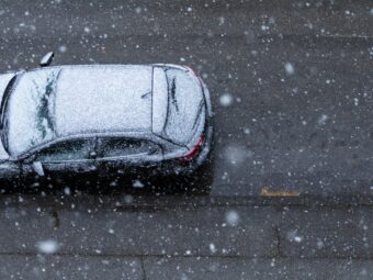 Weiterer offener Immobilienfonds setzt Anteilsrücknahme aus black car road snow spring new zagreb croatia scaled Versicherungspapa