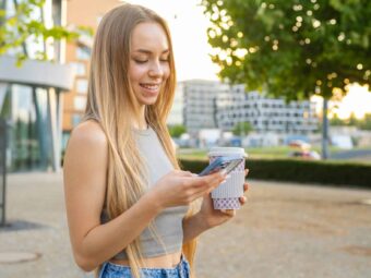 Blonde hair woman smiles at phone screen texting message standing in the street at sunset BGH stärkt Immobilienverkäufer in Notlagen blonde hair woman smiles phone screen texting message standing street sunset scaled Versicherungspapa