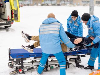 Brigade of paramedics in winter uniform putting unconscious man on stretcher BGH stärkt Immobilienverkäufer in Notlagen brigade of paramedics in winter uniform putting un 2025 03 15 19 38 33 utc scaled Versicherungspapa