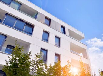 Weiterer offener Immobilienfonds setzt Anteilsrücknahme aus building with blue sky trees background scaled Versicherungspapa