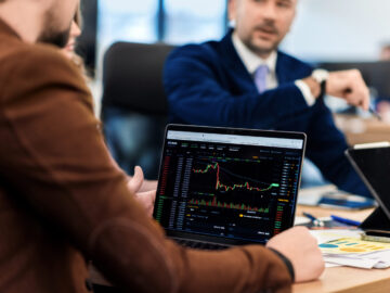 Startseite business meeting office 1 scaled Versicherungspapa