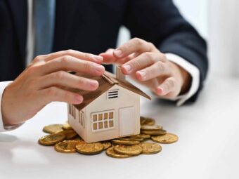 Businessman hands protecting house model and pile of gold coins. Real estate, property investment and save money concept BGH stärkt Immobilienverkäufer in Notlagen businessman hands protecting house model and pile 2024 12 02 06 04 03 utc Versicherungspapa