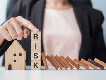 Businessman stop falling wooden blocks and protect house model. BGH stärkt Immobilienverkäufer in Notlagen businessman stop falling wooden blocks and protect 2025 03 08 23 27 10 utc scaled Versicherungspapa