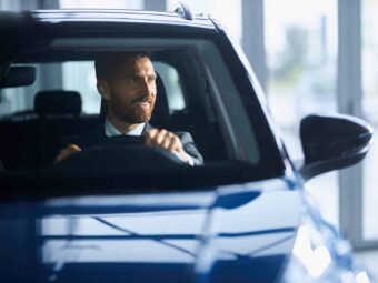 Businessman in suit buying new car at modern salon Silberstreif am deutschen Konjunkturhorizont businessman suit buying new car modern salon scaled Versicherungspapa