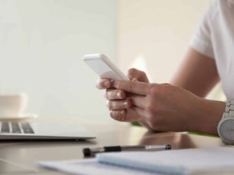 Businesswoman looking important contact on phone Silberstreif am deutschen Konjunkturhorizont businesswoman looking important contact phone scaled Versicherungspapa