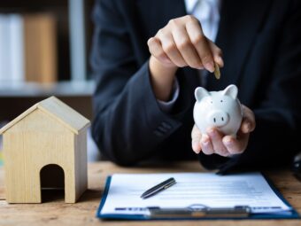 Businesswoman, real estate agent calculating savings by real estate budget. Weiterer offener Immobilienfonds setzt Anteilsrücknahme aus businesswoman real estate agent calculating savin 2024 04 03 21 30 48 utc scaled Versicherungspapa