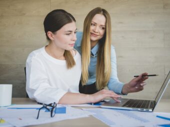 Weiterer offener Immobilienfonds setzt Anteilsrücknahme aus businesswomen with laptop scaled Versicherungspapa