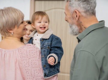 carefree child in denim jacket smiling near mother and happy grandparents in hall at home Startseite carefree child in denim jacket smiling near mother 2024 11 08 12 02 49 utc scaled Versicherungspapa