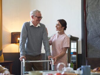 Caring Nurse at Retirement Home Weiterer offener Immobilienfonds setzt Anteilsrücknahme aus caring nurse at retirement home 2023 11 27 05 03 04 utc scaled Versicherungspapa