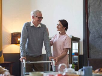 BGH stärkt Immobilienverkäufer in Notlagen caring nurse at retirement home 2023 11 27 05 03 04 utc scaled Versicherungspapa