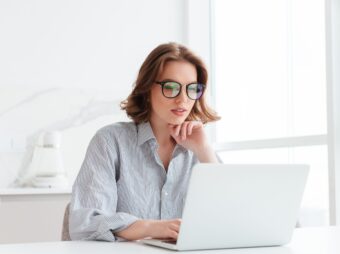 Weiterer offener Immobilienfonds setzt Anteilsrücknahme aus charming businesswoman glasses striped shirt working with laptop computer while siting home scaled Versicherungspapa