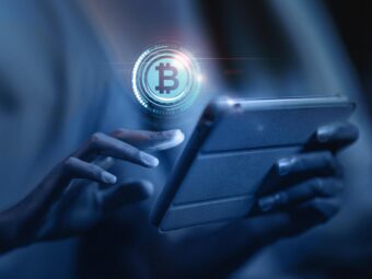 Weiterer offener Immobilienfonds setzt Anteilsrücknahme aus close up hands holding tablet scaled Versicherungspapa
