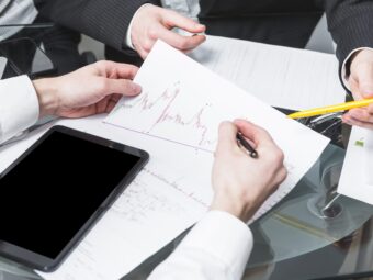 close-up-two-businesspeople-analyzing-report-office Weiterer offener Immobilienfonds setzt Anteilsrücknahme aus close up two businesspeople analyzing report office scaled Versicherungspapa