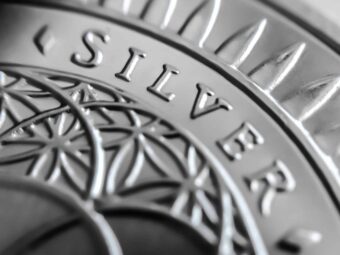 BGH stärkt Immobilienverkäufer in Notlagen closeup grayscale of a coin with silver writing 2023 11 27 05 31 12 utc scaled Versicherungspapa