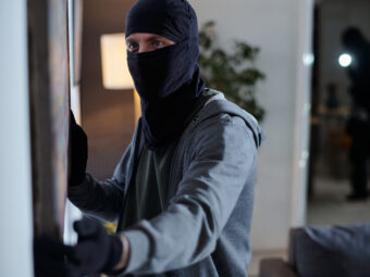 Criminal Wearing Mask Stealing Painting during Home Burglary Von „Sonstiges“ zur eigenen Assetklasse: Rechenzentren criminal wearing mask stealing painting home burglary Versicherungspapa