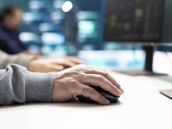 Wachsende Offenheit gegenüber privaten Cyberversicherungen cyber security experts governmental hacking room working securing networks scaled Versicherungspapa