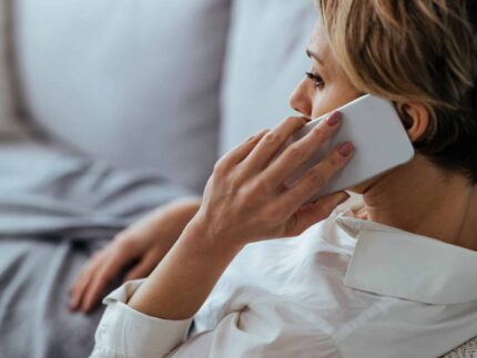 Pensive woman talking on the phone while relaxing on the sofa at Ombudsstelle für Investmentfonds ächzt unter (KI-gestütztem?) Beschwerdeanstieg ?brizy media=24592&brizy crop=iW%3D382%26iH%3D255%26oX%3D21%26oY%3D0%26cW%3D340%26cH%3D255 Versicherungspapa