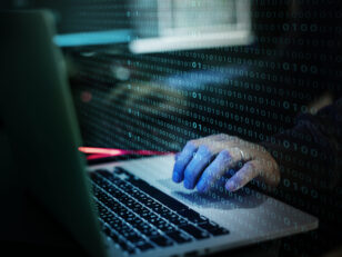 Beschwerdeaufkommen beim Versicherungsombudsmann wieder auf Normalniveau diverse computer hacking shoot scaled Versicherungspapa
