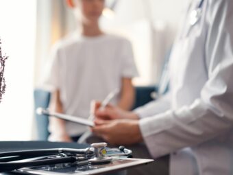 Weiterer offener Immobilienfonds setzt Anteilsrücknahme aus doctor woman kid patient home pediatrician fills up medical form close up medicine healthcare concepts scaled Versicherungspapa