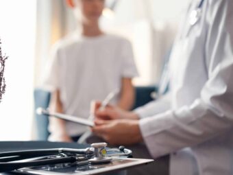 Doctor woman and kid patient at home. The pediatrician fills up medical form, close up. Medicine, healthcare concepts BGH stärkt Immobilienverkäufer in Notlagen doctor woman kid patient home pediatrician fills up medical form close up medicine healthcare concepts scaled Versicherungspapa
