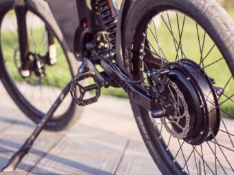 Electric bike motor wheel close up with pedal and rear shock absorber Muss man E-Bike-Akkus nach leichtem Sturz prüfen lassen? electric bike motor wheel close up with pedal rear shock absorber scaled scaled Versicherungspapa