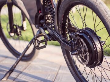 Electric bike motor wheel close up with pedal and rear shock absorber Startseite electric bike motor wheel close up with pedal rear shock absorber scaled scaled Versicherungspapa