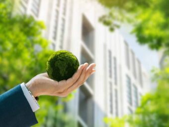 BGH stärkt Immobilienverkäufer in Notlagen environmental concept green globe in the hands of 2024 07 22 19 35 07 utc scaled Versicherungspapa