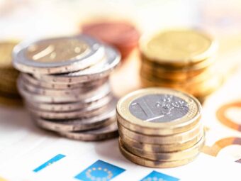 BGH stärkt Immobilienverkäufer in Notlagen euro coins on euro banknotes 2023 11 27 05 14 52 utc scaled Versicherungspapa