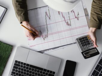 Weiterer offener Immobilienfonds setzt Anteilsrücknahme aus female working environment projects scaled Versicherungspapa