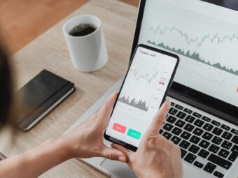 Forex trader using crypto exchange mobile phone app for investment and stock market analysis at hedge fund office - Focus on screen Weiterer offener Immobilienfonds setzt Anteilsrücknahme aus forex trader using crypto exchange mobile phone ap 2023 11 27 04 54 08 utc scaled Versicherungspapa