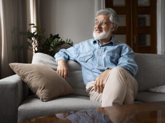 Weiterer offener Immobilienfonds setzt Anteilsrücknahme aus front view man sitting couch 1 scaled Versicherungspapa