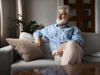 front-view-man-sitting-couch (1) BGH stärkt Immobilienverkäufer in Notlagen front view man sitting couch 1 scaled Versicherungspapa
