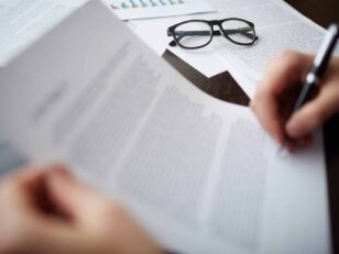 Business objects Goldpreis kratzt an 3.000-Dollar-Marke glasses documents scaled Versicherungspapa