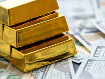 Weiterer offener Immobilienfonds setzt Anteilsrücknahme aus gold bars new 100 dollar banknotes saving concept economy scaled Versicherungspapa