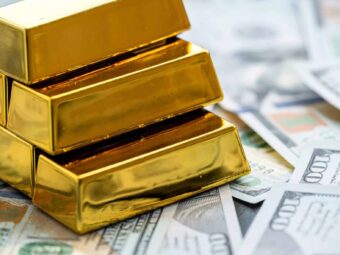 Gold bars above new 100 dollar banknotes. Saving concept BGH stärkt Immobilienverkäufer in Notlagen gold bars new 100 dollar banknotes saving concept economy scaled Versicherungspapa