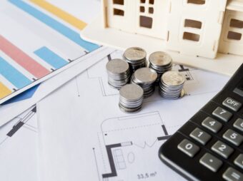 Weiterer offener Immobilienfonds setzt Anteilsrücknahme aus graph stack coins calculator house model blueprint scaled Versicherungspapa