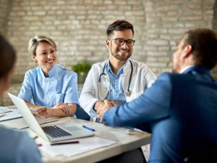 Happy doctor shaking hands with a businessman on a meeting in th Sicherheit hat für Europäer in der Altersvorsorge Priorität group healthcare workers greeting financial advisor meeting office focus is young doctor scaled Versicherungspapa