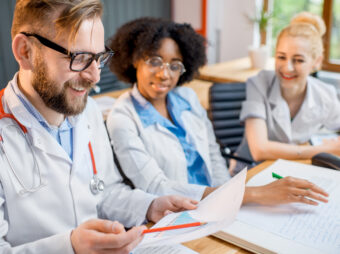 Group of medical students in the classroom Vorsicht vor überhöhten Arztrechnungen im Ausland! group of medical students in the classroom 2025 03 14 05 19 57 utc scaled Versicherungspapa